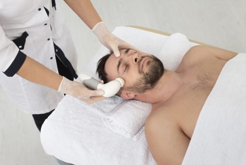 massagista-cuidando-de-seu-cliente